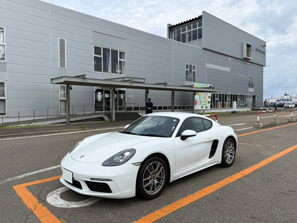 フェリーターミナル乗船待機列（低床車用レーン）に停車