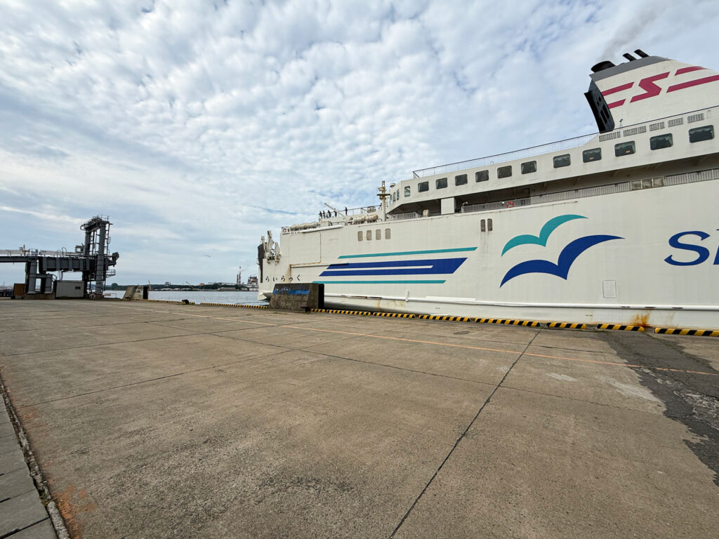 乗船する新日本海フェリー らいらっく