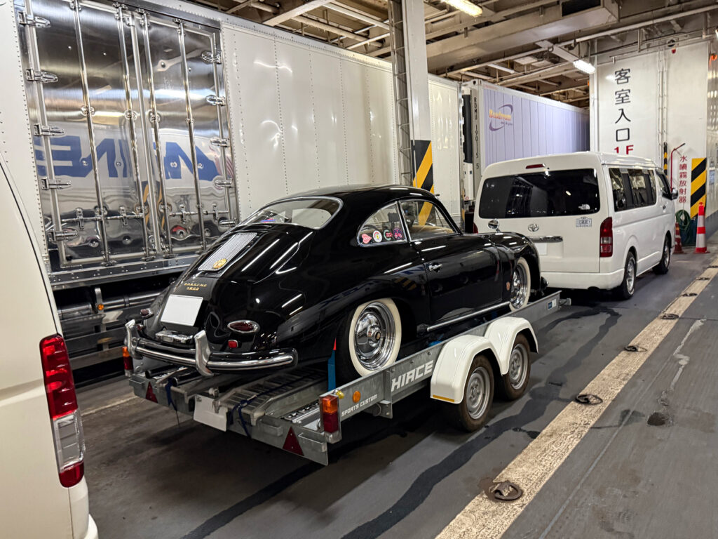 車両甲板で遭遇したポルシェ