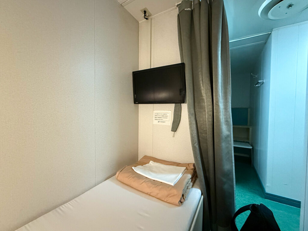出入口はカーテンとはいえ個室は非常に快適