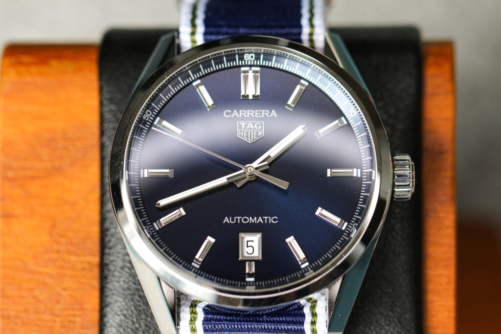 購入したのはブルーの文字盤の3針カレラ