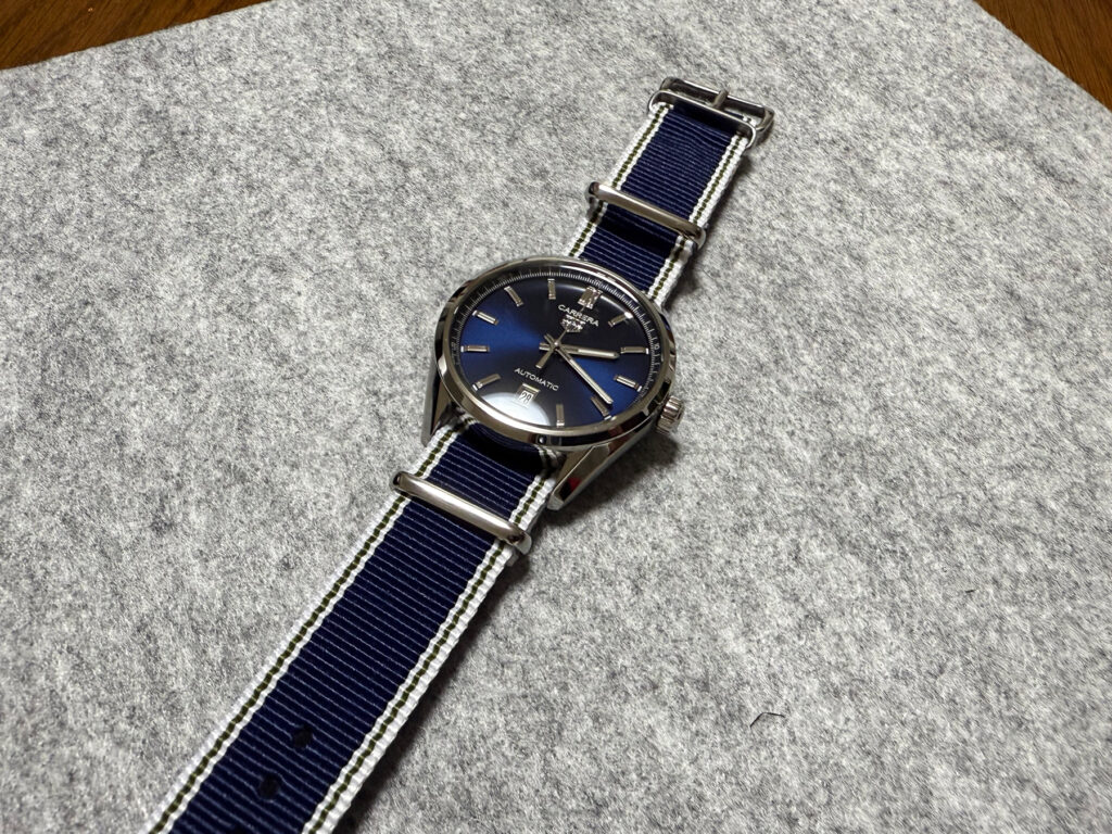 青系のNATOストラップを付けて楽しんでいます。