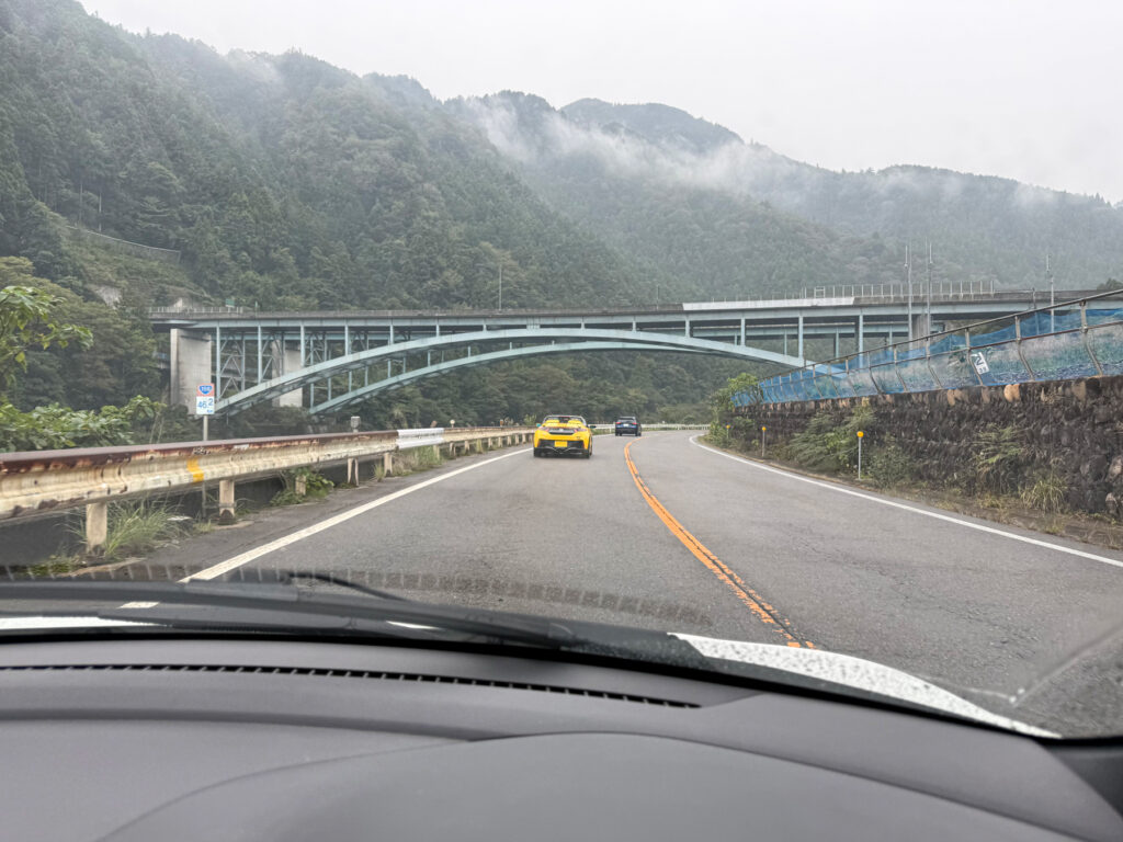 いかにも岐阜らしい山間部の川沿いを走るルート