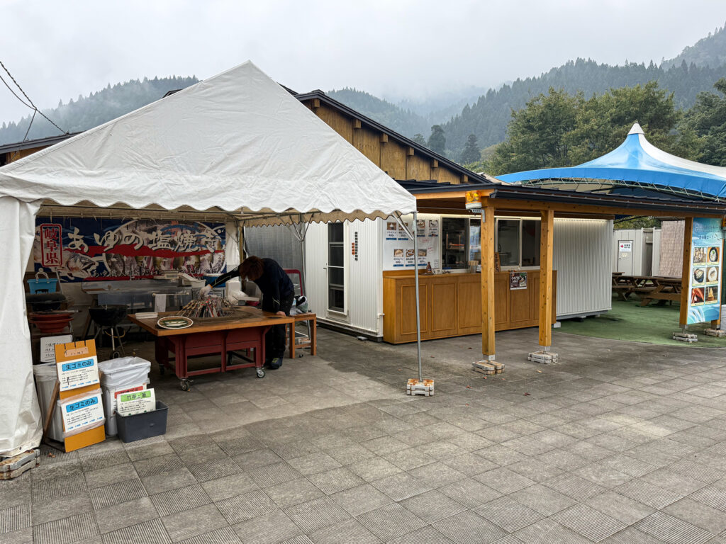 炭火で焼かれている名物の『天然あゆの塩焼き』
