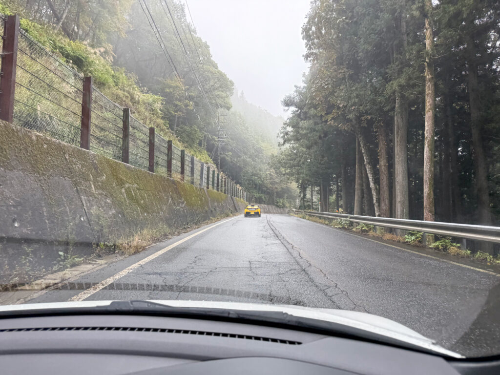 雨が降り始め、路面はウェットに