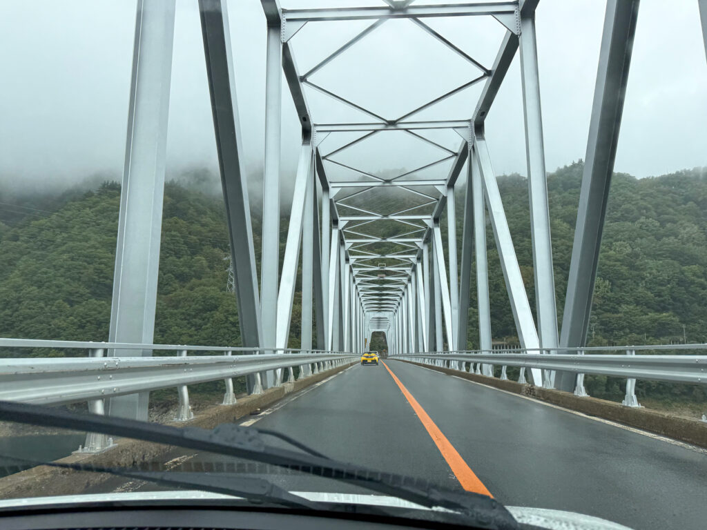銀色のトラス橋が特徴的な尾神橋