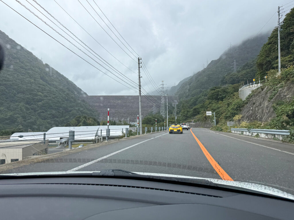 行く手にそびえたつ御母衣ダムの壁