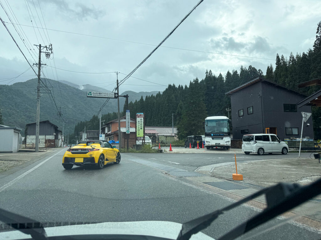 割と地味な看板と標識に従い白山白川郷ホワイトロードへ入ります。