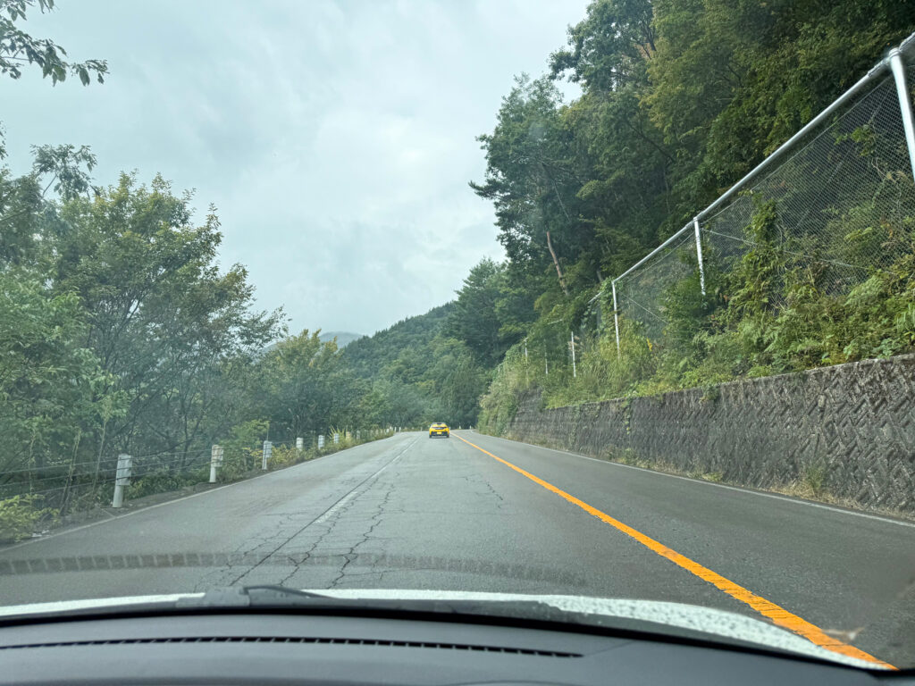 雨で濡れてはいますが路面の舗装状態はいい感じです。