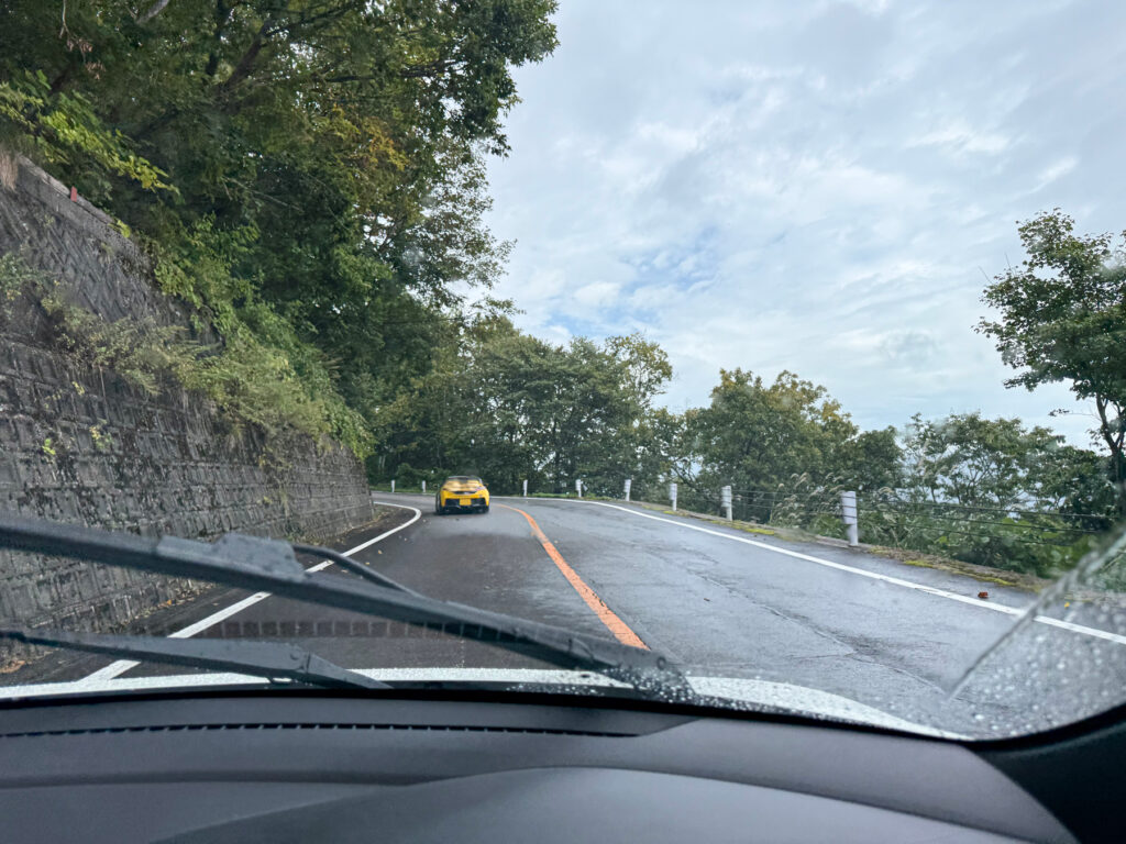 タイトコーナーが連続して続きどんどん山を登っていきます。