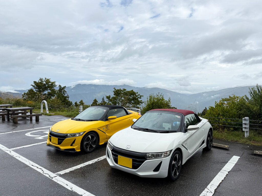 駐車場にS660を並べて小休止