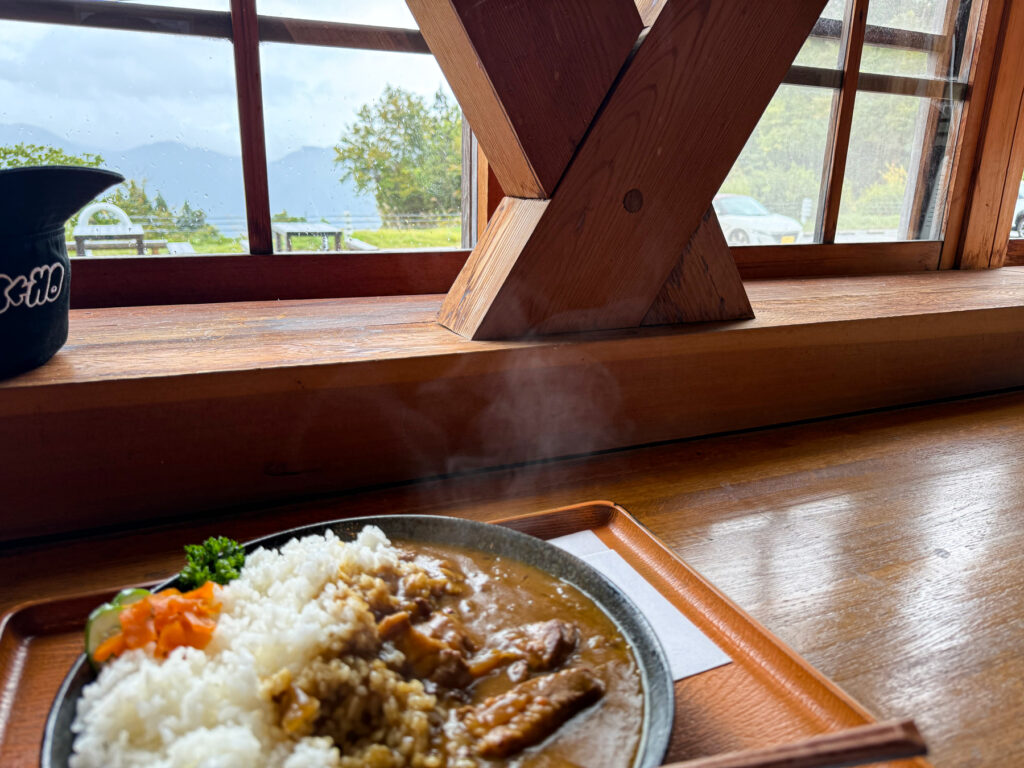 愛車を視界の端に起きながらいただくカレー