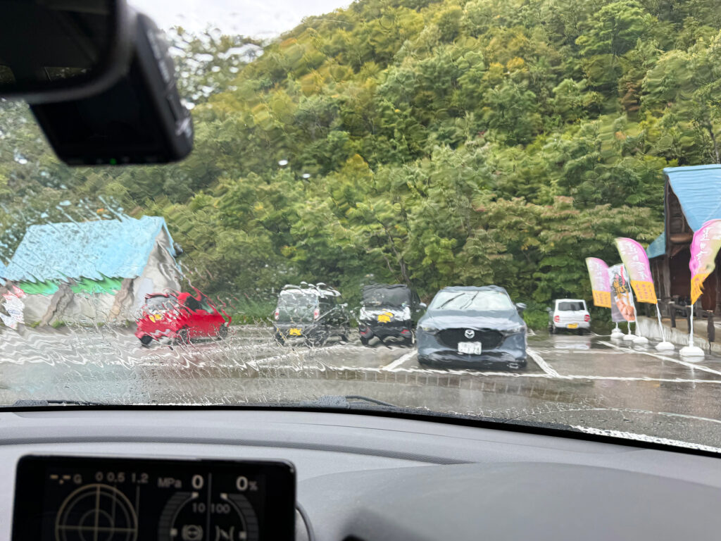 出発しようかと準備していると突然雨が強くなります。