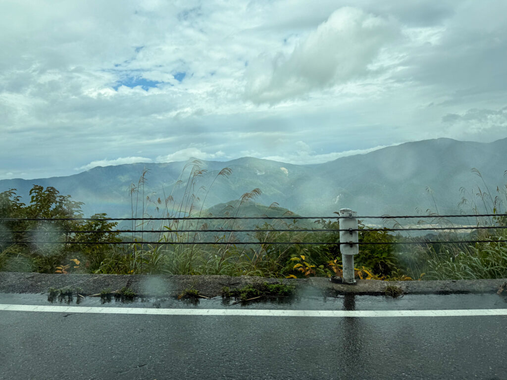 おや?視界の端に何かが・・・?