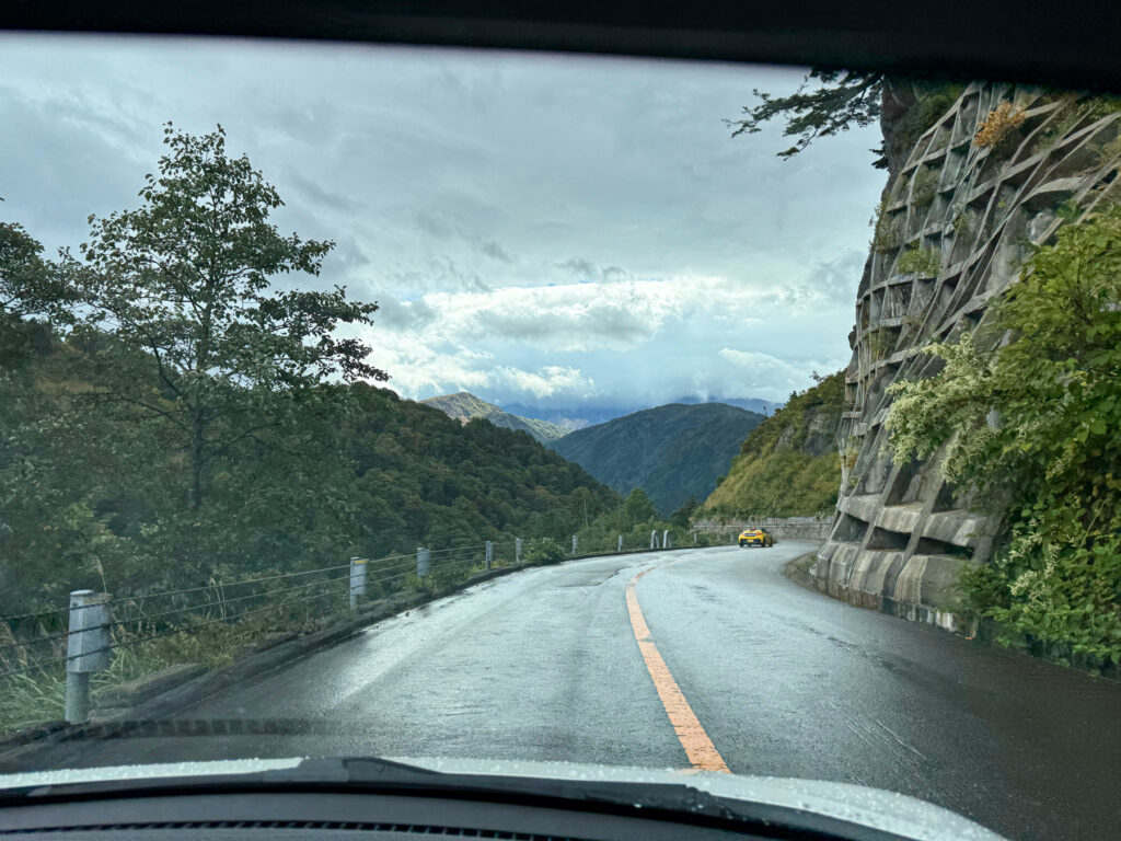 石川県側を下っていきます。