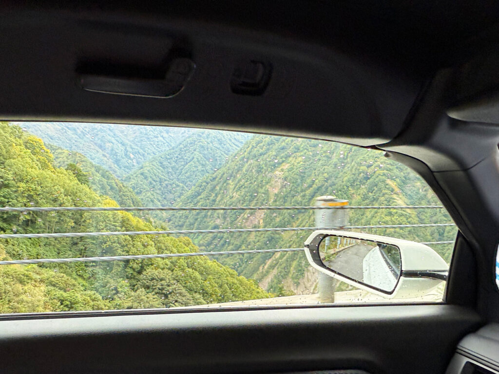 深い山谷が見え、ずいぶん登ってきたんだなぁと実感。