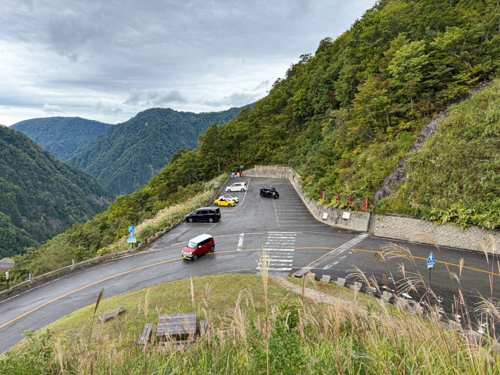 ヘアピンカーブの折り返し地点が、駐車場を兼ねています。