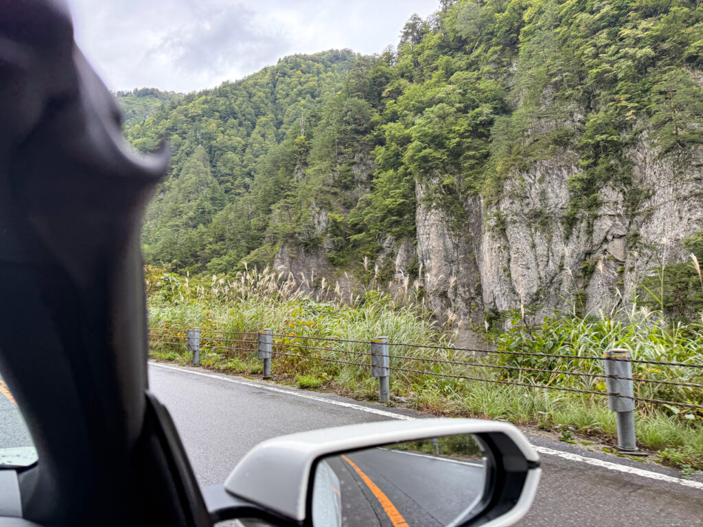 切り立った崖面が左右に流れていきます。