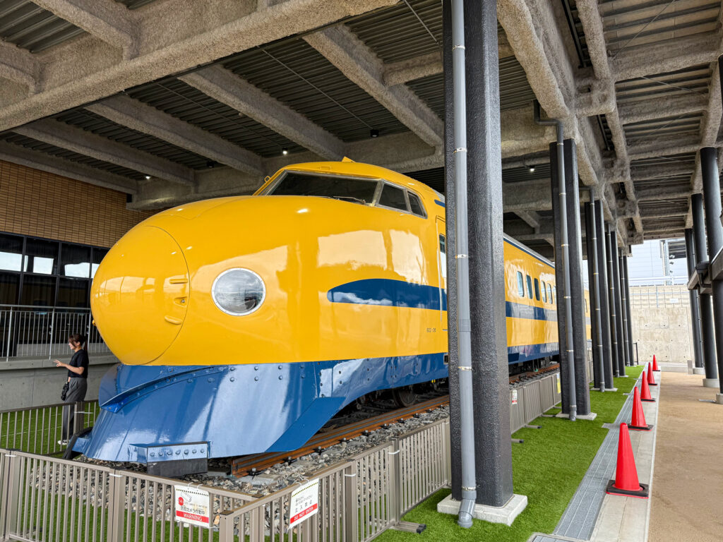 0系新幹線をベースにした、2代目のドクターイエローの先頭車