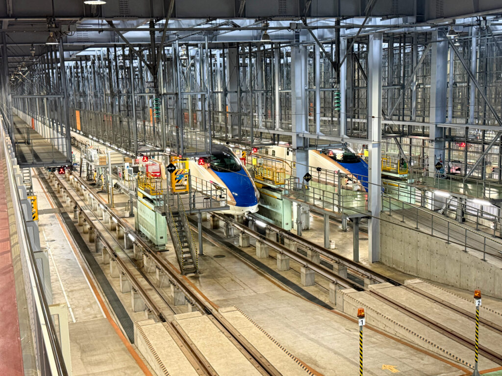 トレインパーク白山の見学デッキからJR西日本の白山総合車両所の中が一部観ることができます。