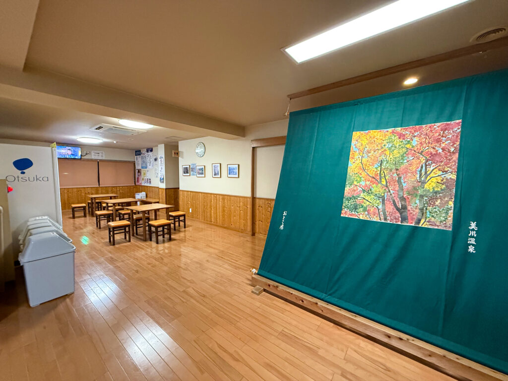 休憩室・写真の右奥が温泉