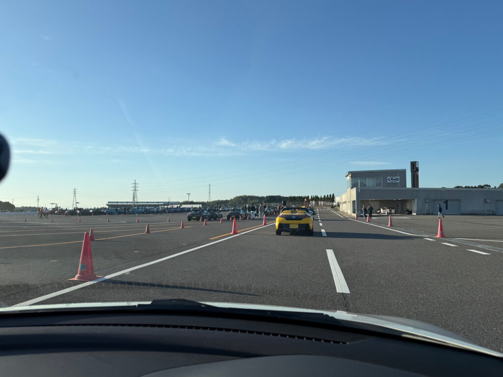 既に非常に多数のS660が集まっている会場へ