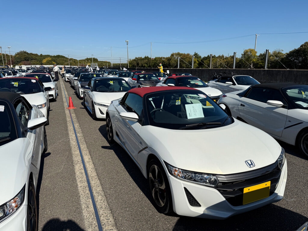 プレミアムスターホワイト・パールのエリアへ駐車