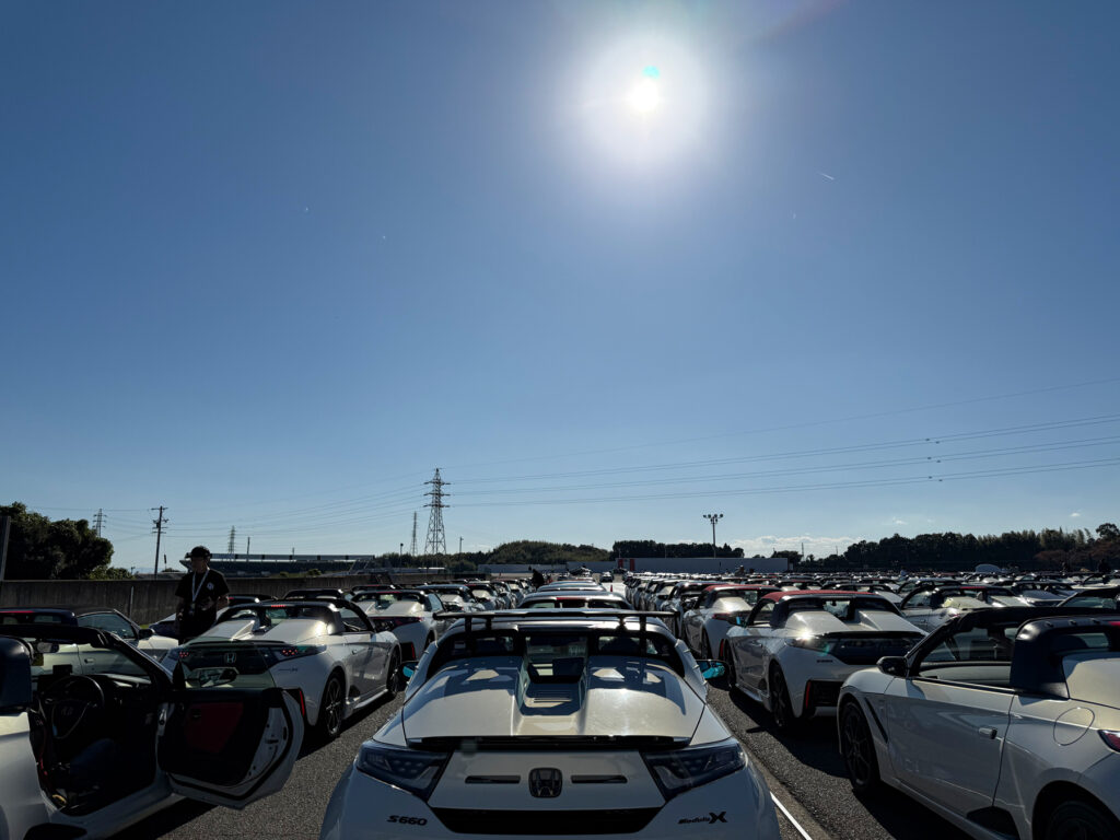 パレード走行に向けて各車待機状態