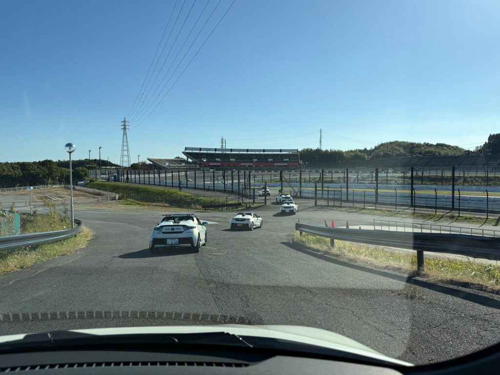 鈴鹿サーキットにコースイン