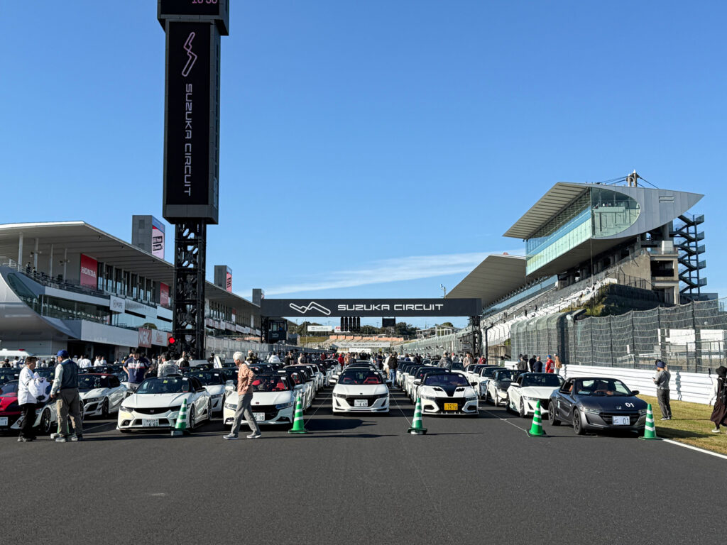 サーキット上で整列する多数のS660