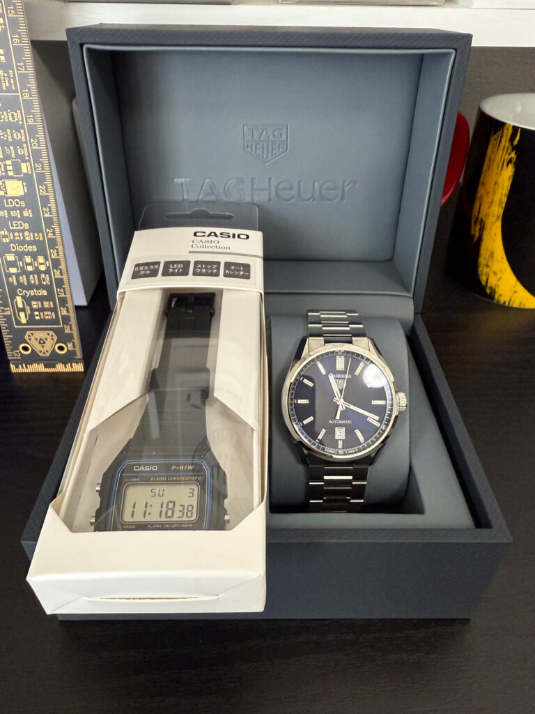タグ・ホイヤー カレラの開封写真（とカシオ F-91W）