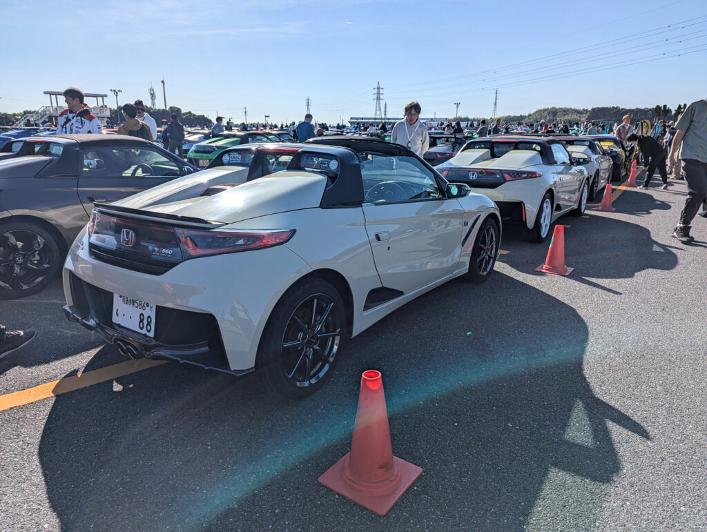 コモレビ エディションの専用色「ヒダマリアイボリー・パール」