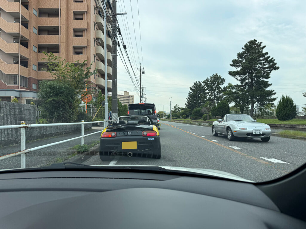 お店の手前から渋滞の列