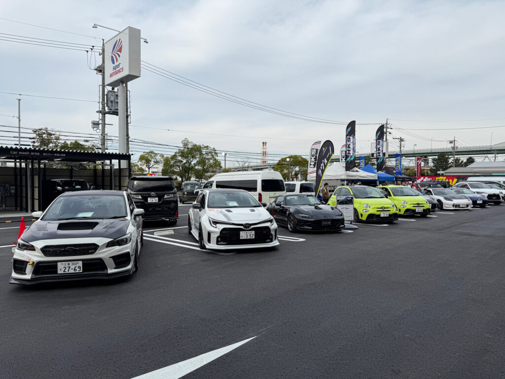 店舗前の駐車場では車両展示もありました。