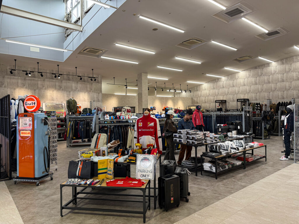 海外モータースポーツブランドの公式アパレルコーナー