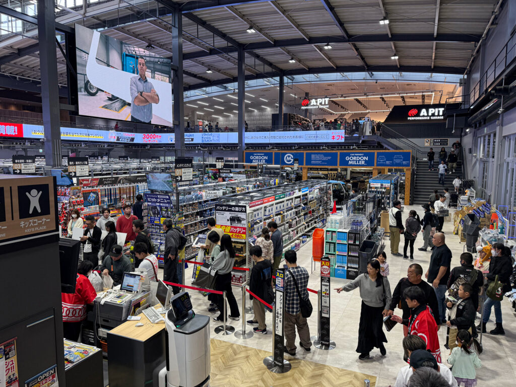 大盛況でレジ待ちのお客さんが列を成していました。