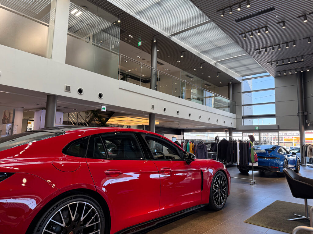 ポルシェセンターで法定一年点検を受ける