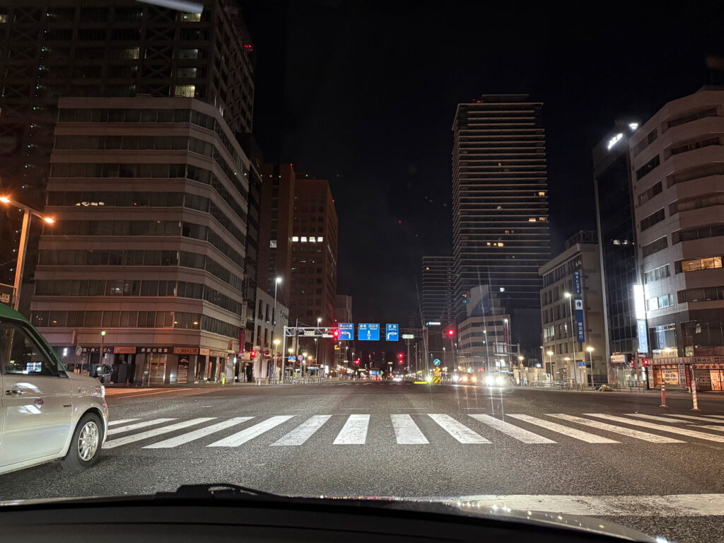 日の出前に出発し、人々が活動し出す前の名古屋の都市部を通過します。