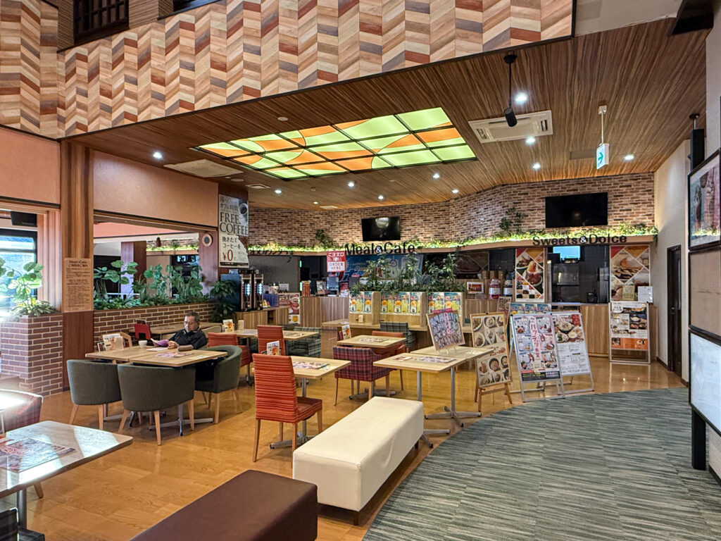 食事もできるカフェスペース（開店前）