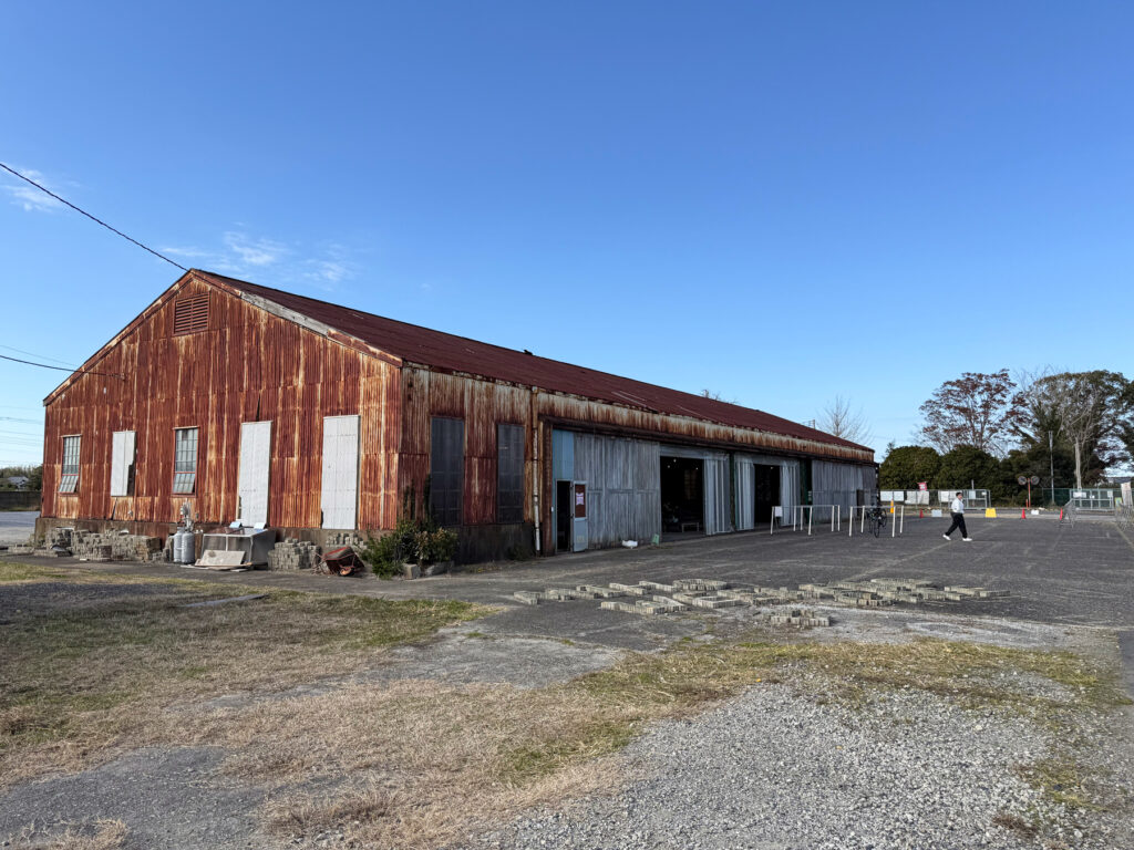自動車車庫の建物外観