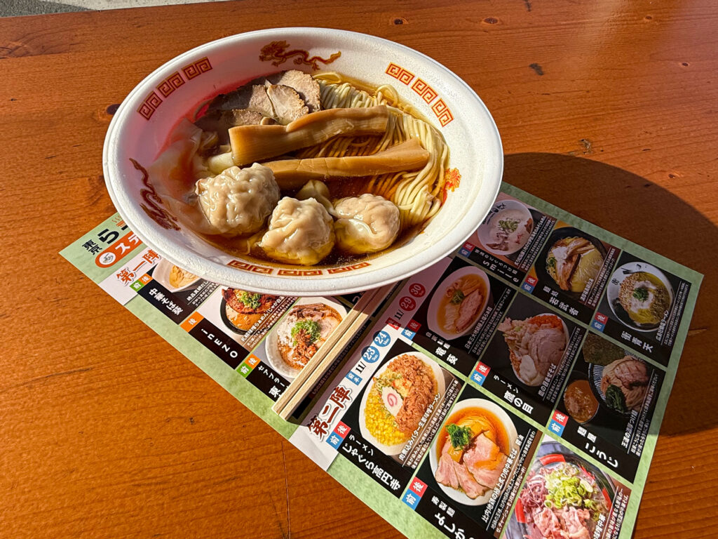 東京ラーメンステークスが開催中でたくさんの名店のラーメンが楽しめました。
（写真は寿製麺よしかわの「比内地鶏の極上炙り肉中華そば（醤油）のネギ抜き」）