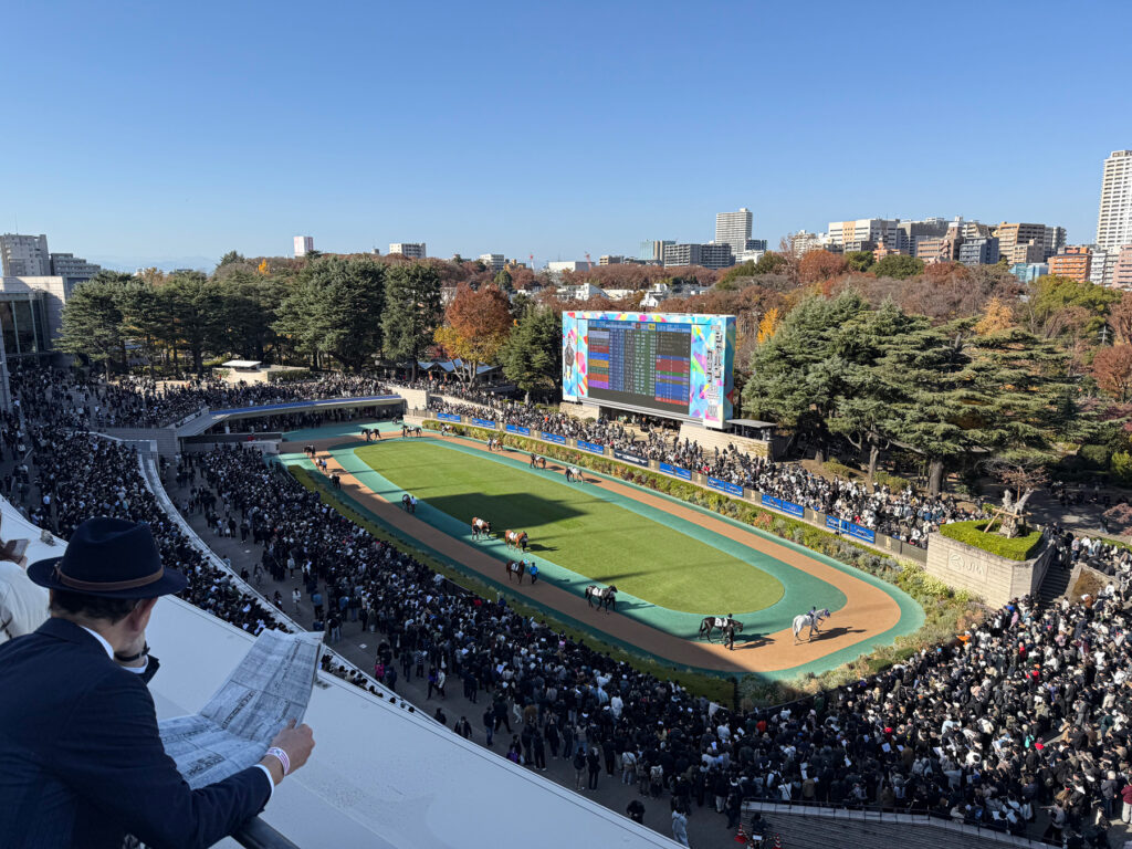 超満員のパドック