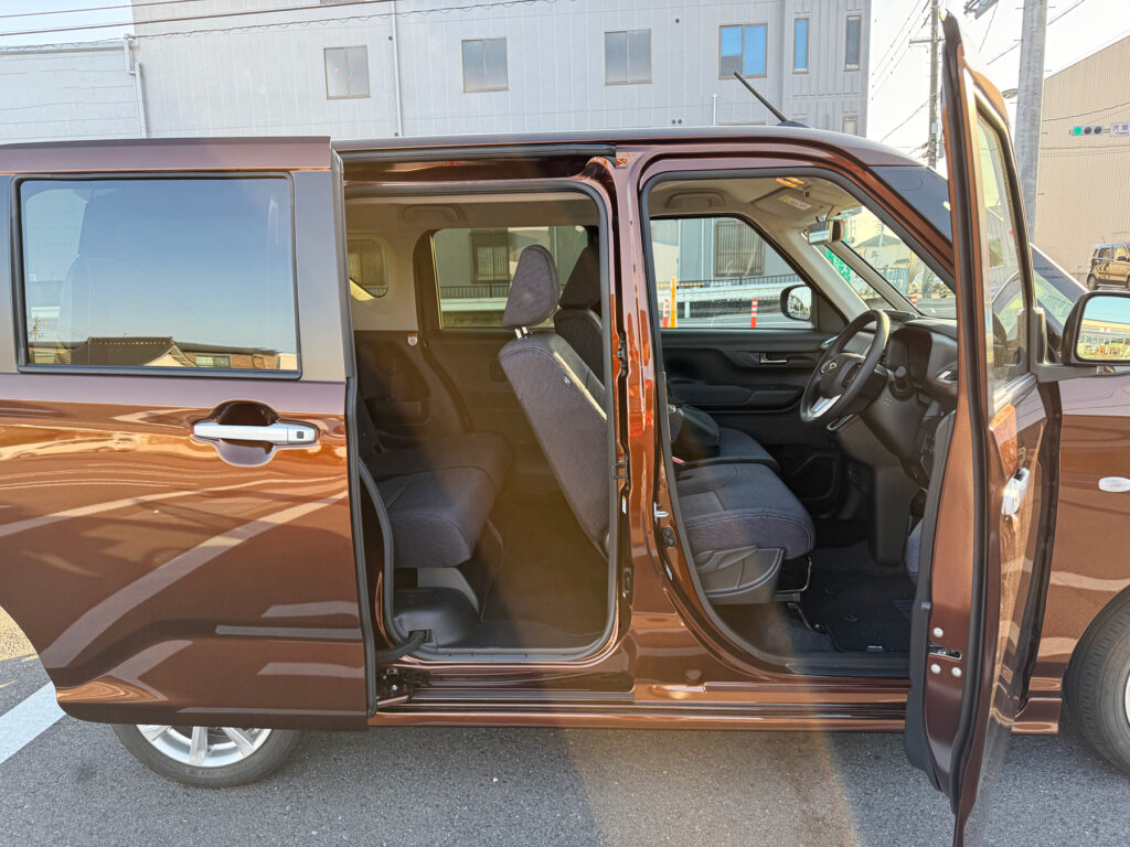 このムーヴから後席スライドドアが全車標準装備