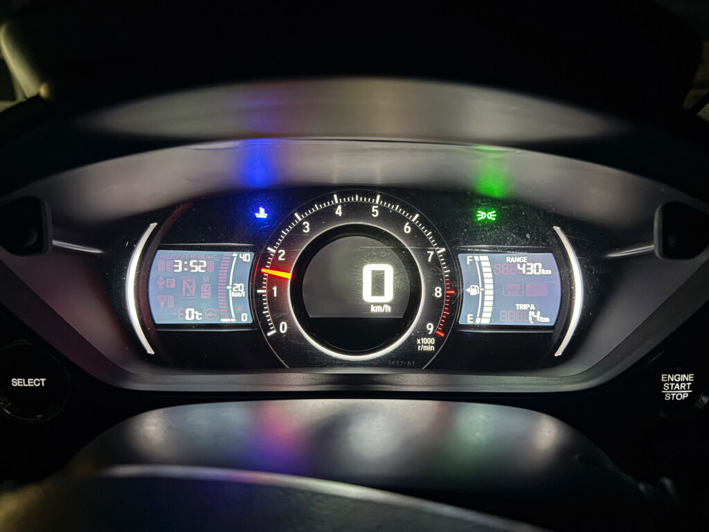 車内時計はまだ夜明け前の午前3時52分