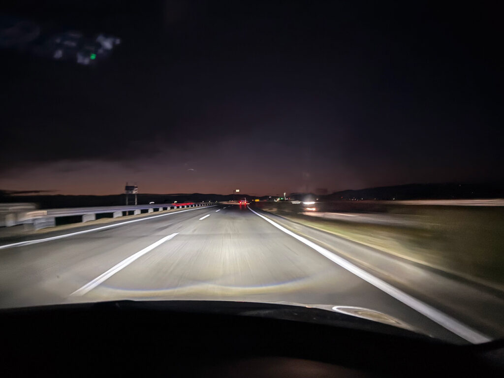 伊勢へ近づくにつれ、地平線辺りに夜明けのグラデーションが現れ始めます