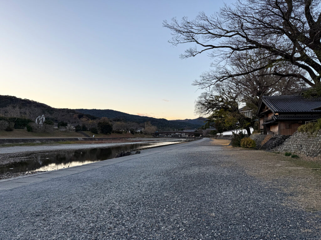 誰もいない五十鈴川の河原沿いを歩いて神社に向かいます