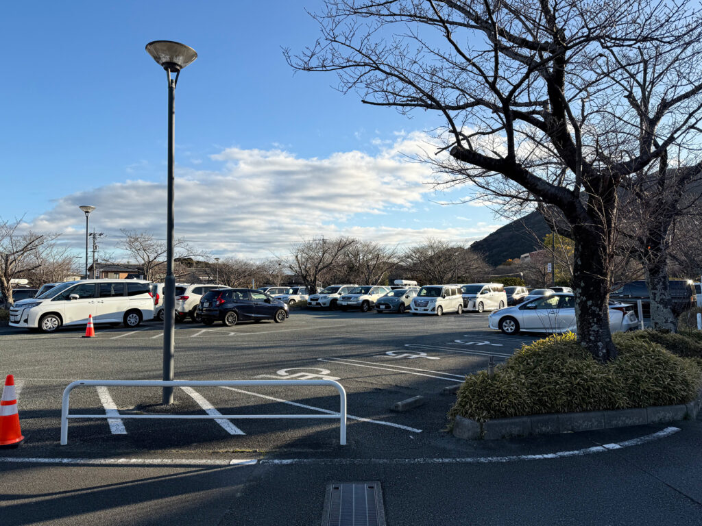 8時過ぎのB4駐車場。既に車がいっぱい