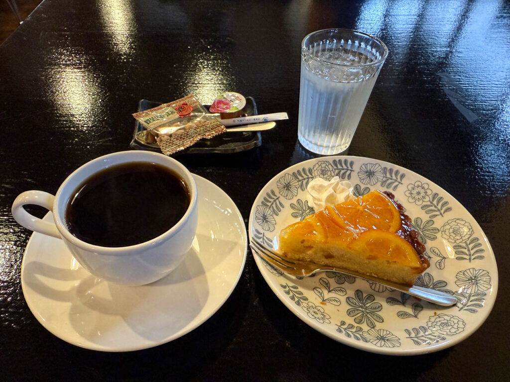 ホットコーヒーと季節のタルト（オレンジ）