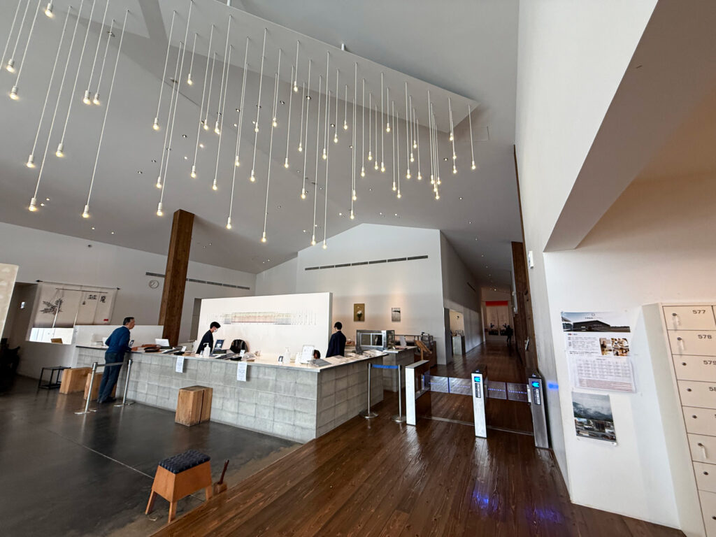 一見すると温泉施設とは思えないモダンな建物