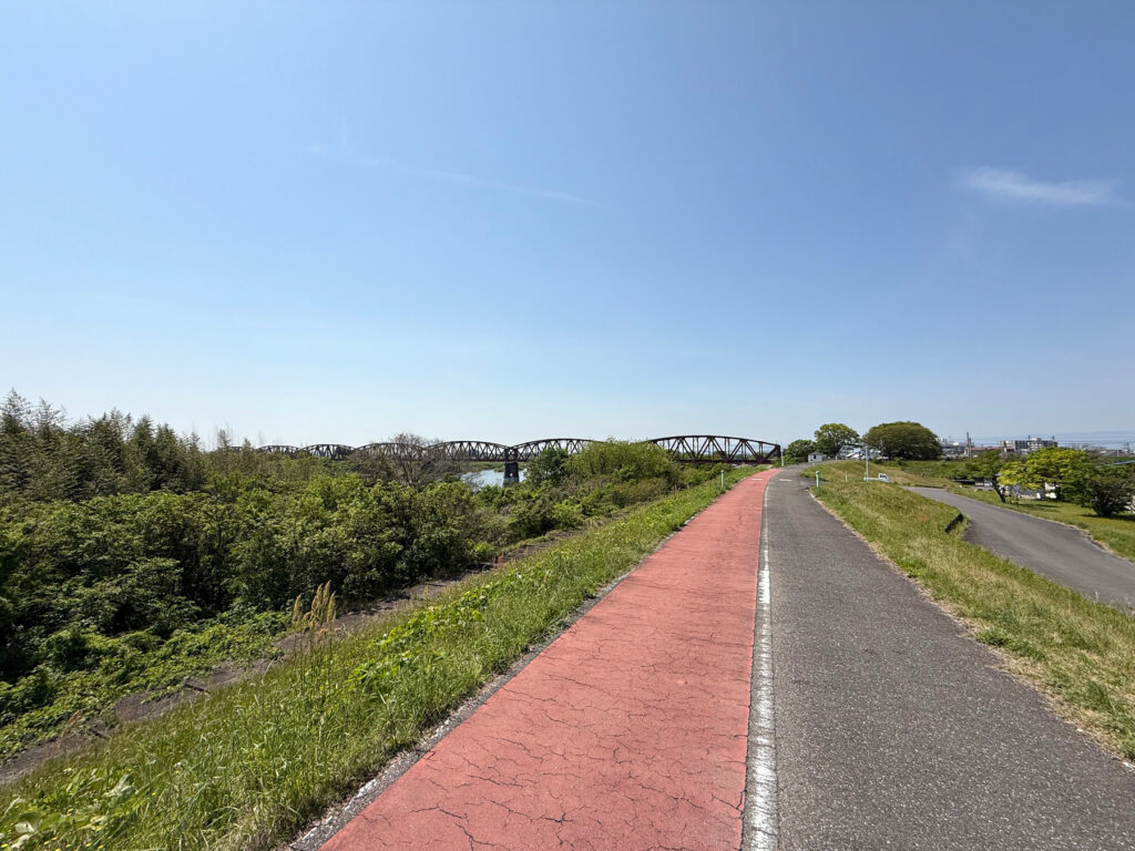 シンデレラグレイでウマ娘オグリキャップが走っていた笠松の堤防